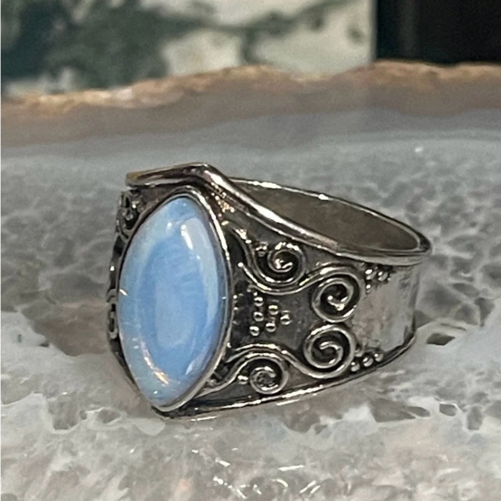 Size 8 Statement Ring - Picture 7 of 9
